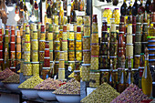 Olivenstand auf dem Souk Ablueh des Djemaa el-Fna in der Medina von Marrakesch; Marrakesch, Marrakesch-Safi, Marokko.