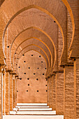 Spitze Hufeisenbögen der Tinmal Almohad Moschee aus dem 12. Jahrhundert; Dorf Tinmal, Hoher Atlas, Marokko