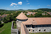 Blick auf die Stadt und den runden Turm der mittelalterlichen Burg Cetatea Bethlen in Racos; Racos, Transsilvanien, Rumänien.