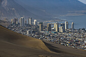 Südlicher Teil der Hafenstadt Iquique mit Skyline und Cerro Dragon (Drachenberg), der großen, städtischen Sanddüne, die die Stadt überragt; Iquique, Tarapaca, Chile