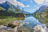 Fichte (Picea abies) auf einer kleinen Felsinsel im klaren Wasser des Hintersees, Bayerische Alpen; Berchtesgadener Land, Ramsau, Bayern, Deutschland.