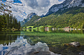 Klares Wasser des Hintersees mit Hütten entlang des Ufers in den bayerischen Alpen; Berchtesgadener Land, Ramsau, Bayern, Deutschland