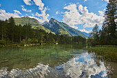 Das unberührte Wasser des Hintersees mit Spiegelungen der Wolken und der bayerischen Alpen; Berchtesgadener Land, Ramsau, Bayern, Deutschland.