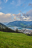 Blick von einer Wiese über Zell am See, Kaprun; Bundesland Salzburg, Österreich