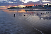 Strand am Wasser bei Sonnenuntergang; Youghal Beach, East Cork, Irland
