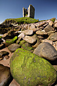 Minard Castle und felsiger Strand; Minard, Grafschaft Kerry, Irland.