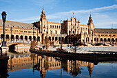 Placa De Espana im Wasser gespiegelt; Sevilla Andalusien Spanien