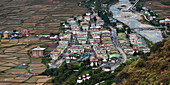 Blick von oben auf die Stadt Paro; Distrikt Paro, Bhutan