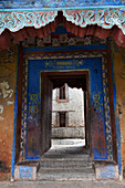 Offene Tür im Wangdichholing Palast; Bumthang Distrikt Bhutan