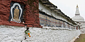 Eine Steinmauer und der Chendebji Chorten; Bhutan