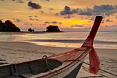 Ein Boot am Nai Yang Strand bei Sonnenuntergang; Phuket Thailand