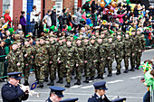 Ein Militärmarsch und eine Marschkapelle bei der St. Patrick's Day Parade; Dublin Irland