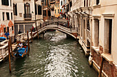 Gondel und Fußgängerbrücke über den Kanal; Venedig Italien
