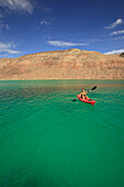 Ein Tourist paddelt ein Boot vor der Insel Espiritu Santo; La Paz Baja California Mexiko