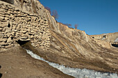 Getreidemühle entlang der Travertinwand von Band-I-Haibat (Staudamm von Awe), Band-I-Amir, Provinz Bamian, Afghanistan