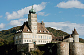 Schloss Schönbühel, von der Donau aus gesehen in der Wachau, Niederösterreich, Österreich