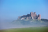 Bamburgh Castle im Nebel; Bamburgh Northumberland England