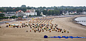 Überdachte Korbstühle am Strand von Travemünde; Lübeck, Deutschland