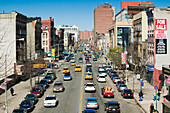 Verkehr auf der 125 Street in Harlem; New York City, New York, Vereinigte Staaten von Amerika