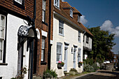 Ein Haus im Tudorstil in einer gepflasterten Straße; Rye Sussex England