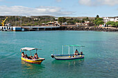 Menschen in Booten vor der Küste; Puerto Baquerizo Moreno Galapagos Equador