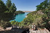 Ein Paar mit Blick auf den Guadalhorce-Damm; Provinz Malaga, Spanien