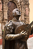 Mexiko, Guanajuato, Guanajuato-Stadt, Bronzestatue eines singenden Mexikaners vor dem San-Diego-Tempel.