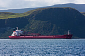 Ein Schiff segelt die Küste entlang; Sound of Mull Schottland
