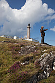 Eine Frau zeigt auf den Leuchtturm von Ardnamurchan; Ardnamurchan Argyl Schottland
