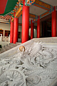 Verschnörkelte Schnitzereien in einem chinesischen Tempel; Chiang Mai Thailand