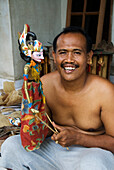 Indonesien, Bali, Dorf Pellatan, Puppenspieler mit Kreation.