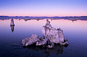 USA, Kalifornien, Tuffsteinformationen und See in der Abenddämmerung; Mono Lake Tufa State Reserve