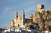 Kirche Unserer Lieben Frau von der Menschwerdung und eine maurische Burg; Olvera Cadiz Andalusien Spanien