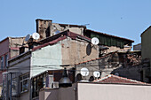 Verfallene Gebäude mit Satellitenschüsseln; Istanbul Türkei