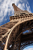Blick von unter dem Eiffelturm; Paris Frankreich
