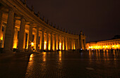 Nächtliche Lichter des Petersplatzes; Rom Latium Italien