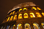 Nächtliche Lichter des Kolosseums; Rom Lazio Italien