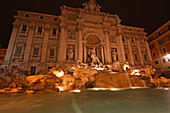 Nächtliche Lichter des Trevi-Brunnens; Rom Lazio Italien