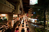 Belebte Straße bei Nacht; Bangkok Thailand