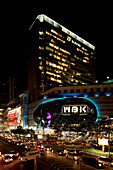 Mbk Centre und Verkehr bei Nacht; Bangkok Thailand