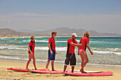 Surflehrer und Schüler mit Surfunterricht am Cerritos Beach; Todos Santos Baja California Sur Mexiko