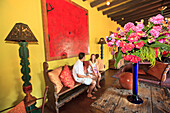 Touristen sitzen in der Lobby des Hotel California; Todos Santos Baja California Sur Mexiko
