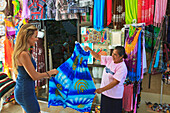 Frauen betrachten ein Kleid in einem Geschäft in der Innenstadt; Todos Santos Baja California Sur Mexiko