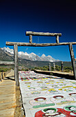 Naxi Ceremonial Walkway und Totems bei Lijiang; China.