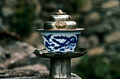 Handel an der Grenze zu Tibet; Bhutan, Nahaufnahme einer chinesischen Teetasse auf einem Sockel