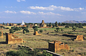 Burma (Myanmar), Alt-Bagan, Blick über Tempel und Ruinen, die über die Landschaft verstreut sind.