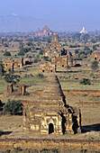 Burma (Myanmar), Bagan Overhead-Landschaft von Tempeln und Stupas, dunstiger Horizont in der Ferne.