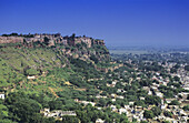 Indien, Stadt Gwalior, Man Singh Palast auf einem Hügel oberhalb, klarer blauer Himmel.