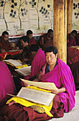China, Xiahe, Kloster Labrange, studierende Mönche, einige tragen Rosa, andere Rot