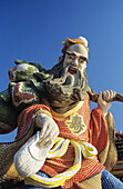 China, Hongkong, Nahaufnahme der farbenfrohen Statue im Tin Hua Tempel; Müllbucht